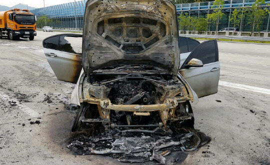 9일 오전 8시 50분께 경기도 의왕시 제2경인고속도로 안양방향 안양과천TG 인근을 지나던 BMW 320d에서 불이 나 출동한 소방관에 의해 15분 만에 꺼졌다.  사진은 불에 탄 BMW 320d 차량.  [경기도재난안전본부 제공]